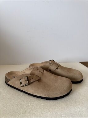 White Mountain suede clogs